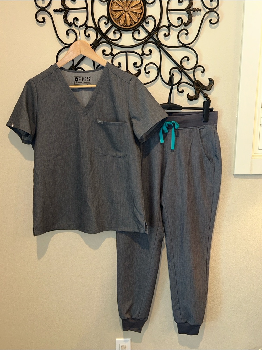 FIGS TECHNICAL COLLECTION SCRUB SET JOGGERS SIZE SMALL GRAY